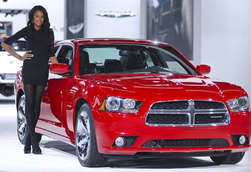 Một người mẫu bên cạnh chiếc Dodge Charger Hemi.