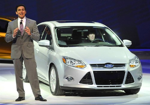 Thành viên ban giám đốc Ford Mark Fields giới thiệu mẫu xe điện Ford C-MAX