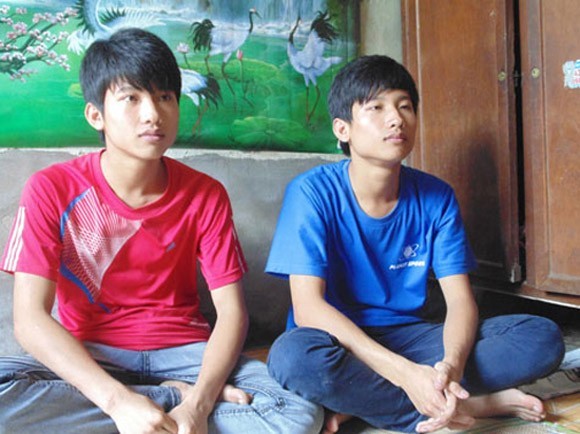 Thủ khoa ĐH Y Hà Nội và em trai sinh đôi. Nguyễn Hữu Tiến - chàng thủ khoa nghèo Đại học Y Hà Nội 2013 và em trai đã trở thành cái tên hot nhất kì thi ĐH - CĐ 2013. Không chỉ bởi nghị lực, học giỏi mà còn bởi hoàn cảnh vô cùng khó khăn của gia đình cậu. Đặc biệt là khi câu chuyện ăn mỳ tôm, ở ống cống, làm thuê nuôi con ăn học của bố chàng thủ khoa được phát hiện. Cộng đồng đã vô cùng cảm động, khâm phục và chung tay giúp đỡ gia đình Tiến để hai anh em cậu có thể yên tâm học tập