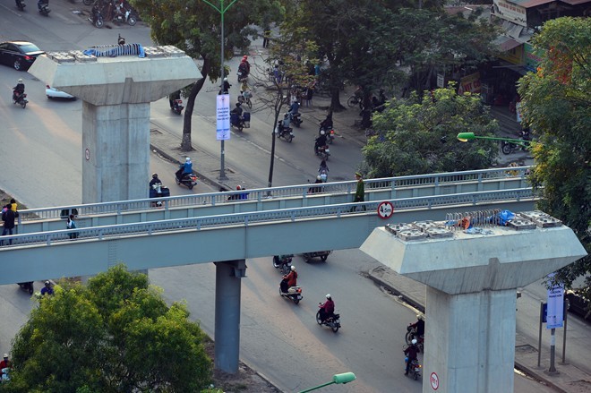 Dọc theo trục đường Nguyễn Trãi, có nhiều cầu vượt bộ hành cao xấp xỉ với các trụ của đường sắt