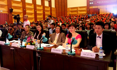 Ban giám khảo GS.TS Mai Văn Hưng, NSND Minh Hòa, nhà báo Hồng Vĩnh, NTK Thuận Việt, HHVN qua ảnh 2006 Mỹ Linh đã theo cuộc thi từ vòng sơ khảo tới bán kết để lựa chọn ra những gương mặt nổi bật nhất