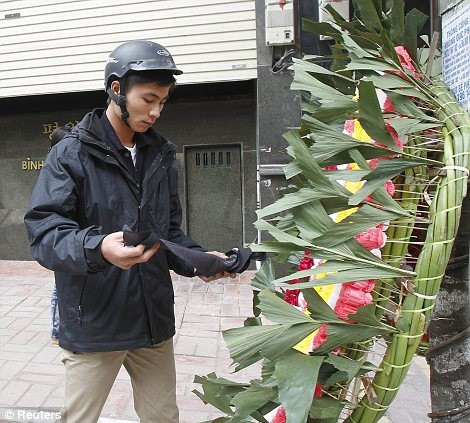 Vòng hoa và băng đen trong ngày quốc tang Triều Tiên