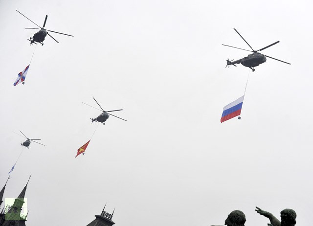 Máy bay trực thăng Mi-8 mang theo cờ bay qua điện Kremlin