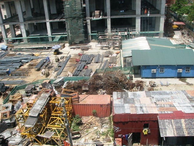 Bên trong công trình vật liệu xây dựng chất đống ngổn ngang cả vật liệu mới và cũ