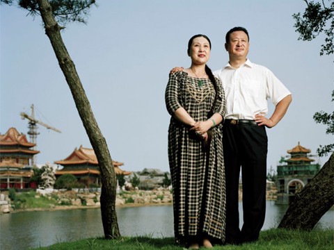 Ma Jing, cn gái một vị tướng, và chồng là Li Haifeng, được cho là những người quyền thế nhất ở thành phố Bồng Lai thuộc tỉnh Sơn Đông, là chủ của một đế chế kinh doanh. Họ tự nhận là