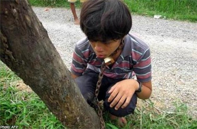 Một ông bố tại Campuchia đã dùng xích trói con trai vào một gốc cây nhằm trừng trị thói trốn học đi chơi game của cậu