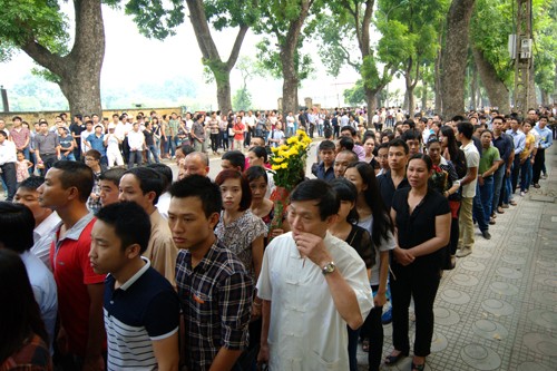 Tới chiều muộn ngày 6.10.2013, hàng người muốn vào viếng Đại Tướng Võ Nguyên Giáp vẫn còn rất đông, kéo dài từ đường Hoàng Diệu tới tận Lăng Chủ Tịch