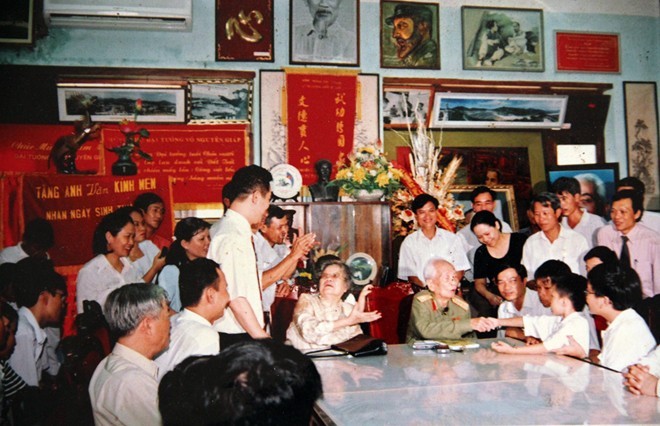Hoàng Thân là thí sinh nhỏ tuổi nhất đạt giải đặc biệt nên được bắt tay Đại tướng
Bài viết: http://news.zing.vn/Mang-ky-vat-den-vieng-Dai-tuong-than-dong-gay-xuc-dong-post359276.html
Nguồn Zing News