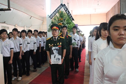 Trong Hội đồng sư phạm trường cũng có những người từng là bộ đội. Hôm nay họ đến viếng Đại tướng trong bộ quân phục để tiễn người chỉ huy, người đồng chí của mình về với đất mẹ