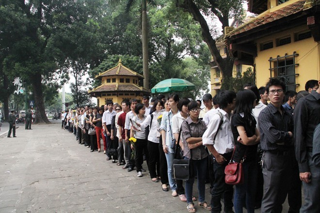 Cậu bé đạp xe đi từ 6h sáng, 8h xếp hàng. Sáng nay, dù dòng người xếp hàng ngày một dài nhưng ai cũng kiên trì chờ đợi.
Bài viết: http://news.zing.vn/Mang-ky-vat-den-vieng-Dai-tuong-than-dong-gay-xuc-dong-post359276.html
Nguồn Zing News