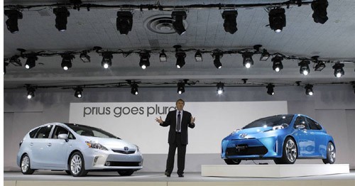 Giám đốc Toyota Mỹ Bob Carter giới thiệu các thành viên mới của dòng xe sạch lai giữa xăng và điện Prius - Prius V (trái) và Prius C concept