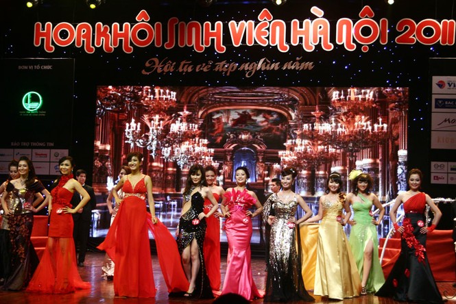 Phần trình diễn trang phục dạ hội được dàn dựng thành đêm dạ tiệc theo phong cách hoàng cung