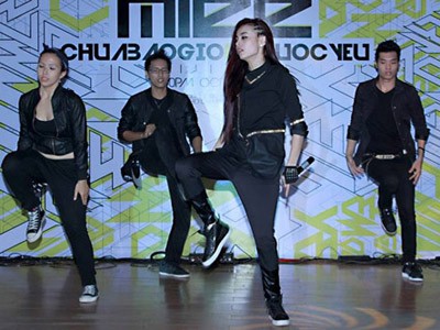 Mỗi khi xuất hiện, công chúng luôn thấy MLee cá tính trong những kiểu quần áo đơn giản, nhuộm một màu đen từ đầu đến chân.