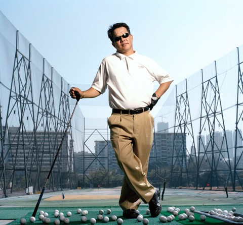 Liu Kai Mung là một trong các huấn luyện viên môn golf ở Hong Kong. Câu lạc bộ của ông tọa lạc ở Kowloon, khu vực có mật độ dân đông nhất thế giới. Hong Kong nổi tiếng là đắt đỏ nhất thế giới, nhưng phía sau những tòa nhà lấp lánh cũng tồn tại các khu ổ chuột nơi hàng trăm nghìn người sống trong các