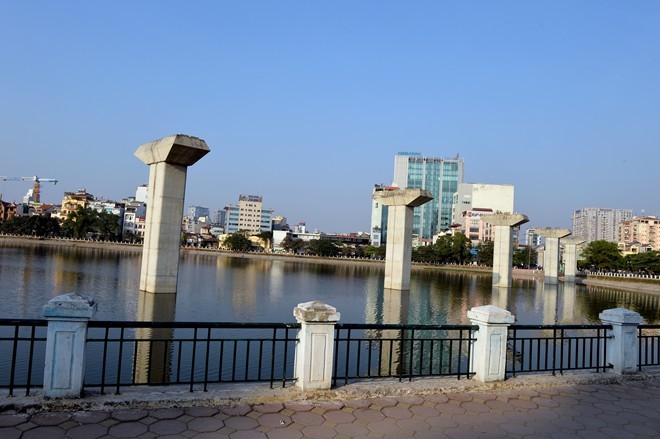 Công trình này dài 13km, xuất phát từ ngã tư Cát Linh - Giảng Võ, qua phố Hào Nam, vượt trên hồ Hoàng Cầu (ảnh) cắt ngang các tuyến Thái Hà, Thái Thịnh rồi tới men theo dọc sông Tô Lịch bên đường Láng Thượng rẽ về hướng Nguyễn Trãi chạy thẳng xuống Trần Phú, Quang Trung (quận Hà Đông)
