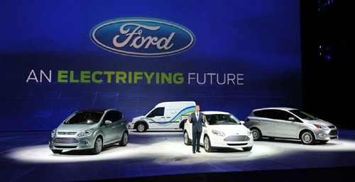 Thành viên khác trong ban giám đốc Ford, Bill Ford, giới thiệu các mẫu xe xanh gắn mác Ford: (từ trái sang phải) C-MAX electric, the Transit Connect electric, Focus electric và C-MAX hybrid