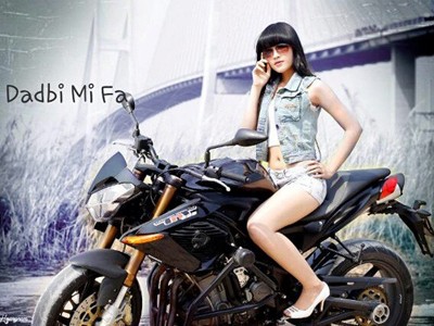 Dương Thị Kim Ngân sinh năm 1993, quê ở Đồng Nai, sinh viên Học viện hàng không nổi danh trong cộng đồng mạng bởi sở hữu nhiều bộ ảnh đẹp. Ngân chia sẻ mình rất thích chụp ảnh vì thế cô luôn muốn hóa thân vào nhiều tạo hình khác nhau để làm mới hình ảnh bản thân
Bài viết: http://news.zing.vn/Nu-sinh-Hoc-vien-Hang-khong-nong-bong-nhu-nguoi-mau-post360710.html#home_cate.tinmoi
Nguồn Zing News