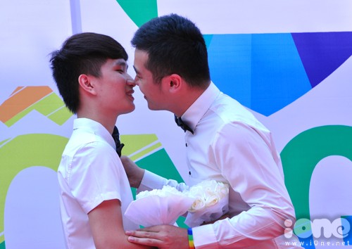 Các cặp đôi đồng tính trao nhau nụ hôn ngọt ngào. Ở dưới sân khấu, hàng nghìn tiếng hò reo, cổ vũ, chúc mừng hạnh phúc của những bạn trẻ