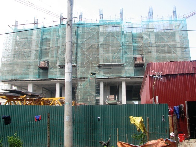 ược triển khai xây dựng trên khu đất có diện tích 4.791m2, D’.Palais de Louis gồm toà tháp cao 27 tầng và 4 tầng hầm. Khu căn hộ có 10 loại tương ứng với 10 bộ sưu tập nội thất khác nhau nhưng cùng chung phong cách Hoàng gia cổ điển Châu Âu.
Dự án Căn hộ cao cấp D’.Palais de Louis có chiều cao 120m với 27 tầng nổi và 4 tầng hầm để xe, 2 tầng sảnh công cộng dịch vụ, 242 căn hộ có diện tích từ 120,9m2 đến 260,8m2 và 2 căn hộ Penthouse rộng gần 1000m2, 6 thang máy, 2 thang máy chở hàng, 2 bể bơi bốn mùa và 10 loại căn hộ với 10 phong cách khác nhau