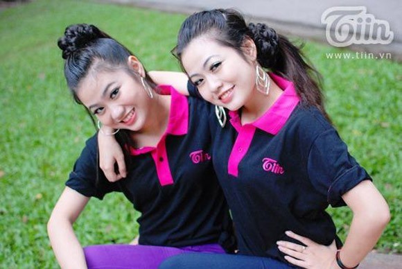 Vương Linh và Thạch Linh là cặp đôi khá đình đám của học viện Báo chí Tuyên truyền Hà Nội. Giống nhau như hai giọt nước khiến không ít người nhầm lẫn gọi sai tên giữa cô chị và cô em. Cặp đôi song sinh này cũng từng tham gia nhiều cuộc thi và giành được kha khá các giải thưởng lớn nhỏ