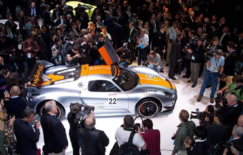 Mẫu xe thể thao Porsche 918 RSR được trang bị động cơ V8 cho công suất 563 mã lực và có thể chuyển hóa lên công suất cực đại 767 mã lực với một nút bấm