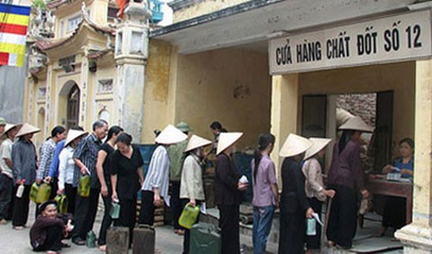 Cảnh xếp hàng chờ đến lượt mua chất đốt