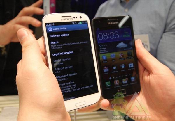 Hai thế hệ Galaxy S 2 và 3 sánh vai, rõ ràng thế hệ mới có thân hình to hơn hẳn với màn hình kích thước 4,8inch