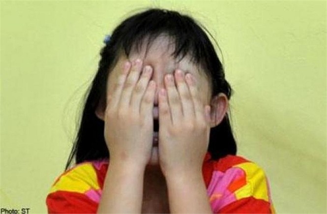 Một giáo viên tiểu học ở tỉnh Zhejiang (Trung Quốc) đã bị đuổi việc sau khi nhẫn tâm chiếu tia tử ngoại vào mặt các học sinh