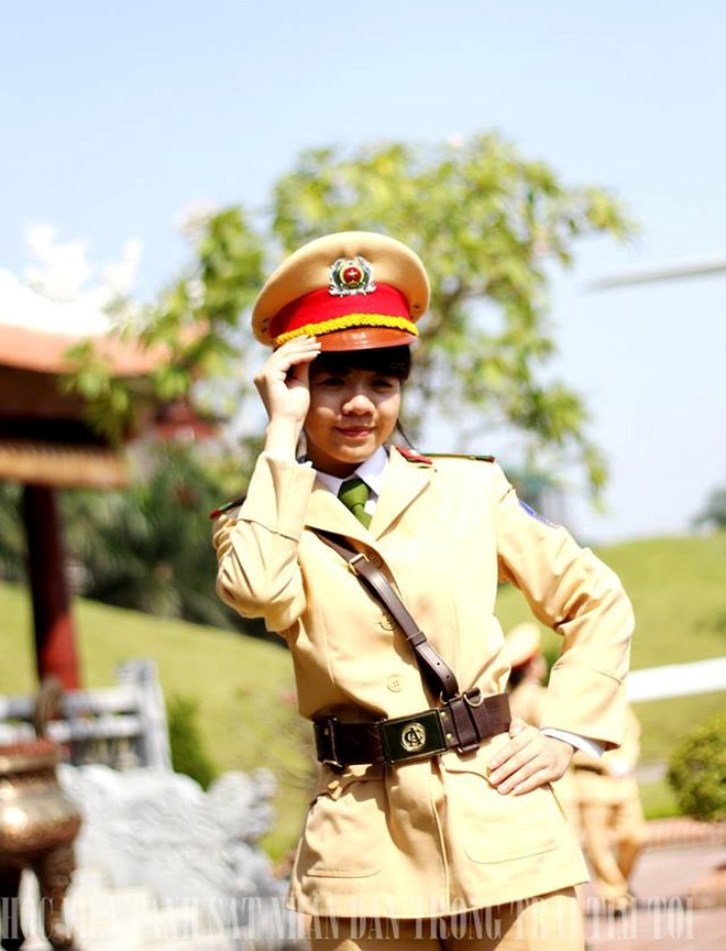 Các nhiếp ảnh gia của trường không quên lưu lại những khoảnh khắc đáng yêu của những nữ cảnh sát giao thông xinh đẹp