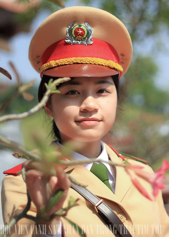 Nữ cảnh sát duyên dáng Nguyễn Trang trong bộ ảnh Niềm vui của em. Đây là tác phẩm dự thi của học viên viên Lê Văn Hoài, Lâm Mạnh Hào