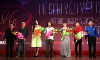 Ban tổ chức tặng hoa cho các vị giám khảo trong đêm thi bán kết