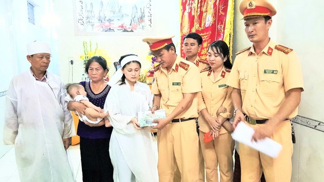 CSGT quyên góp ủng hộ gia đình nạn nhân bị thiếu niên 16 tuổi đâm chết - ảnh 1