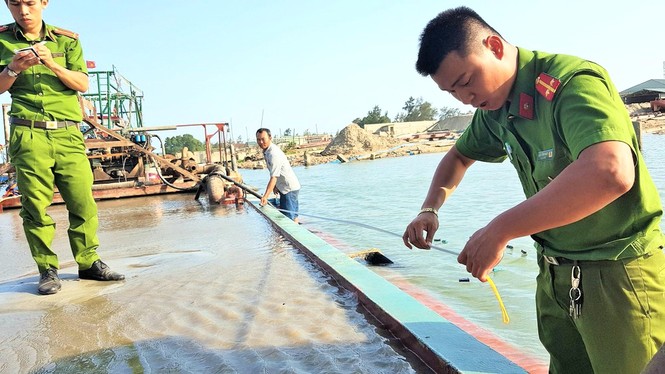 Tàu sắt hút trộm hơn 100m3 cát trên sông Thạch Hãn - ảnh 1