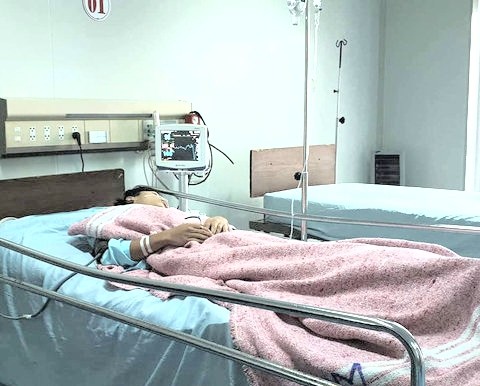 Học sinh lớp 9 đâm học sinh lớp 12 trọng thương - ảnh 1