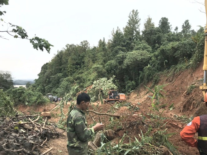 Kinh hãi hiện trường vụ sạt lở đất khiến 22 cán bộ, chiến sĩ ở Quảng Trị mất tích - ảnh 10
