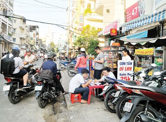 Có bảo kê, lợi ích nhóm trong quản lý lòng lề đường ở TPHCM - ảnh 3