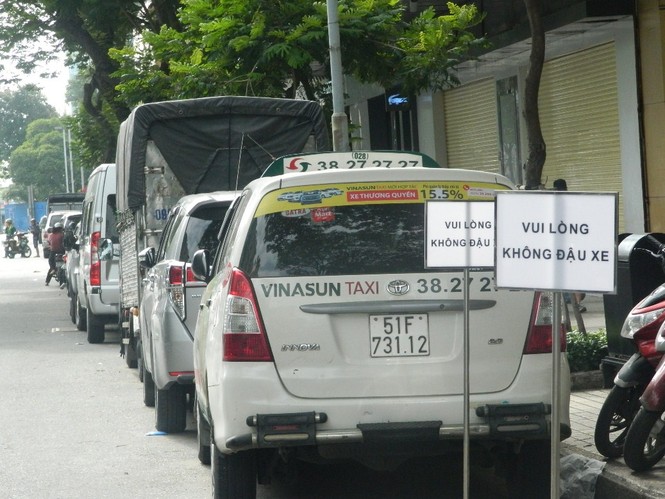 Có thất thoát trong thu phí đỗ xe ô tô dưới lòng đường - ảnh 4