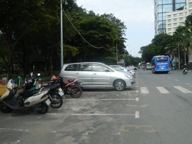 Có thất thoát trong thu phí đỗ xe ô tô dưới lòng đường - ảnh 3