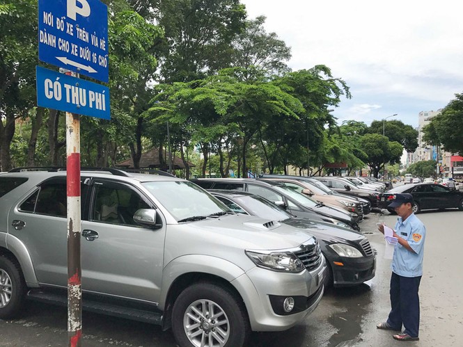 Thất thoát “khủng”, TPHCM giao TNXP thu phí đỗ xe trên đường - ảnh 1