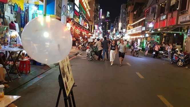 ‘Đóng cửa’ các hàng quán bán bóng cười, lấn chiếm phố đi bộ Bùi Viện - ảnh 1
