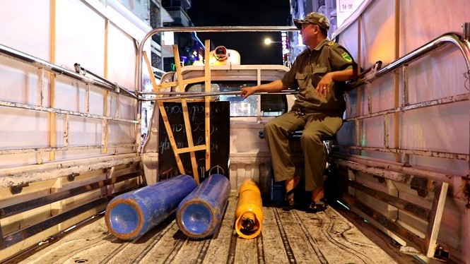 ‘Đóng cửa’ các hàng quán bán bóng cười, lấn chiếm phố đi bộ Bùi Viện - ảnh 3