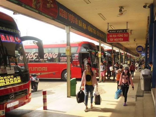 Tân Sơn Nhất đông nghịt, bến xe vắng hoe chiều Mùng 5 Tết - ảnh 2