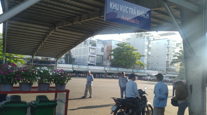 Tân Sơn Nhất đông nghịt, bến xe vắng hoe chiều Mùng 5 Tết - ảnh 1