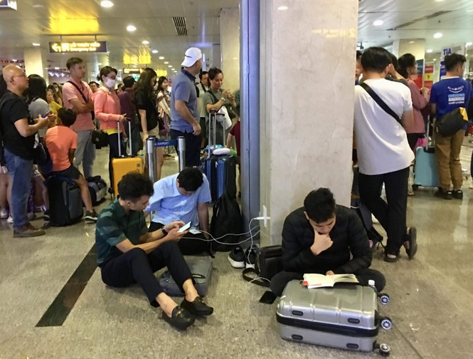 Tân Sơn Nhất đông nghịt, bến xe vắng hoe chiều Mùng 5 Tết - ảnh 4