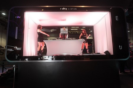 Những 'chân dài' hút hồn ở CES 2014 - ảnh 16