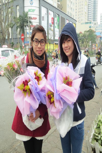Sinh viên tất bật “làm ăn” dịp Valentine - ảnh 1