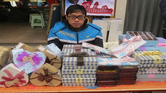 Sinh viên tất bật “làm ăn” dịp Valentine - ảnh 2