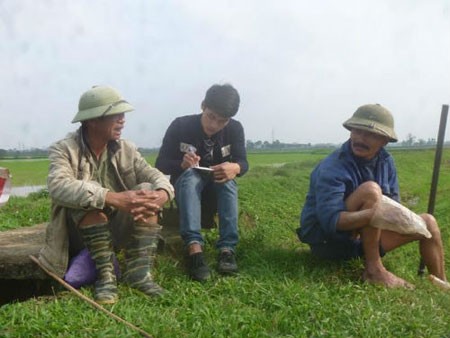 Bàng hoàng phát hiện xác 2 thai nhi dưới mương nước - ảnh 1
