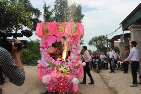 Đám cưới 9X rước dâu bằng... máy cày - ảnh 5
