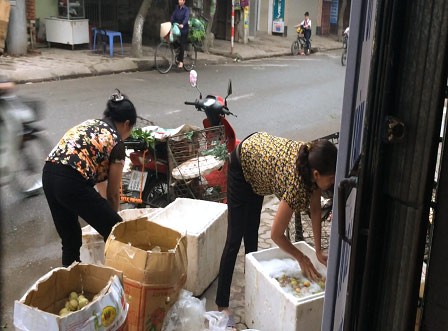 Làm sạch đào bằng nước xà phòng - ảnh 1